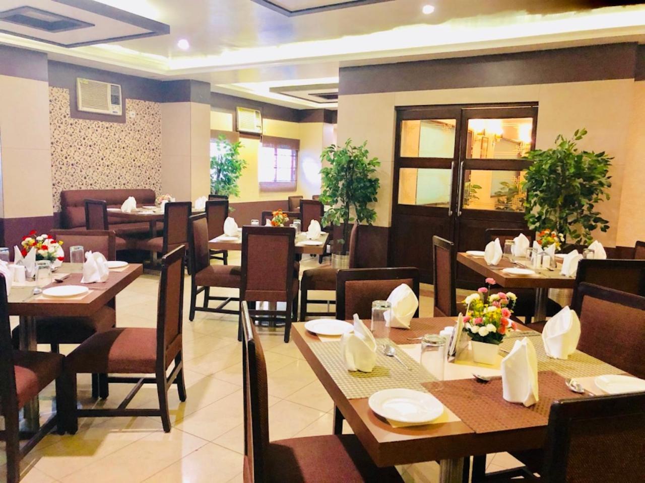 Hotel Prag Continental Guwahati Exterior foto